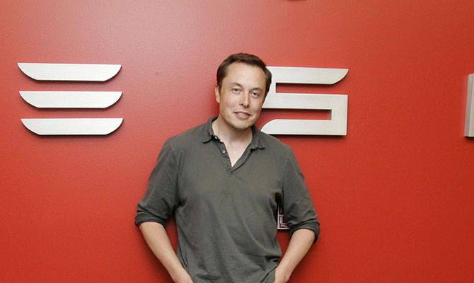 Регулятор США начал расследование против Tesla