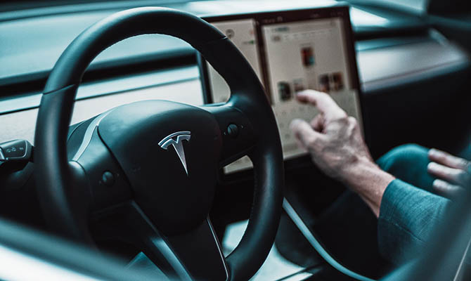 В Tesla больше нельзя будет играть в видеоигры во время движения электрокара