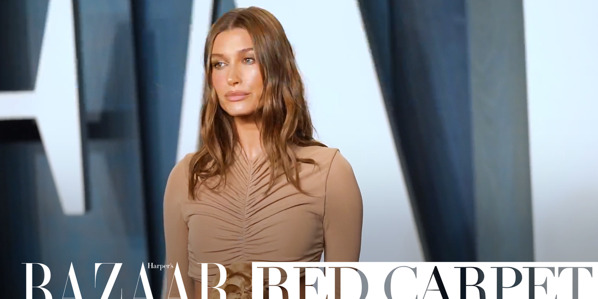 Хейли Бибер демонстрирует ноги в великолепном миниатюрном коктейльном платье