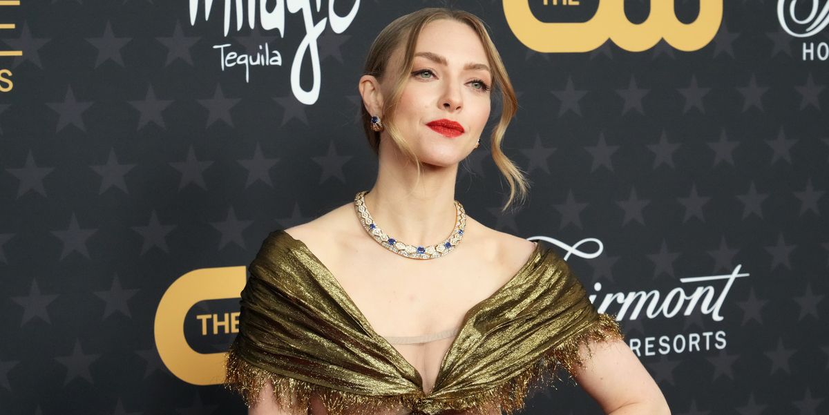 Как Аманда Сейфрид справилась с неисправностью гардероба на Critics Choice Awards