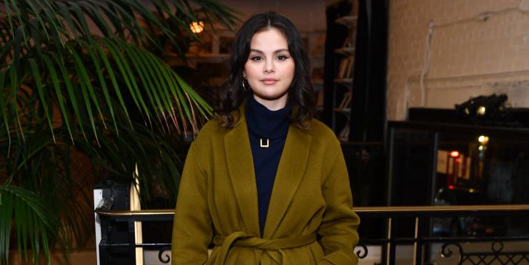 Селена Гомес поделилась новогодними фото из отпуска с Николой Пельц и Бруклином Бекхэмом