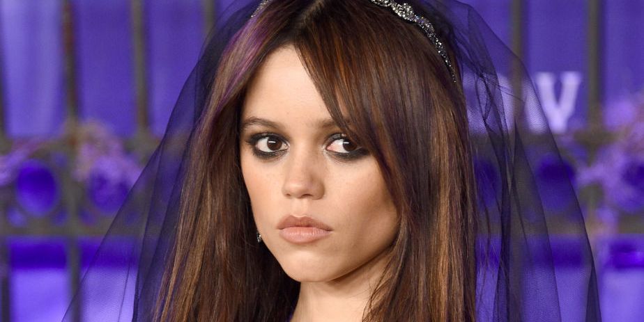 Вирусный танец Дженны Ортеги «среда» воспроизводится на льду фигуристом