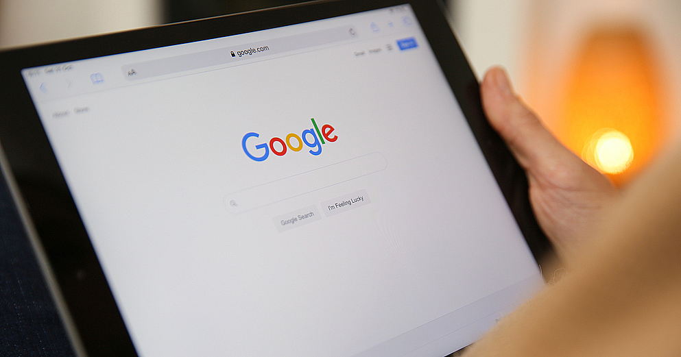 Google планирует запустить новую функцию в поиске и будет помечать изображения, созданные искусственным интеллектом.