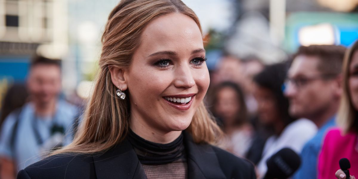 Дженнифер Лоуренс носит блейзер Givenchy с прозрачным верхом