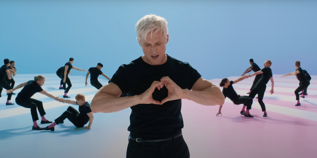 Посмотрите, как Райан Гослинг поет песню Just Ken из фильма Барби.