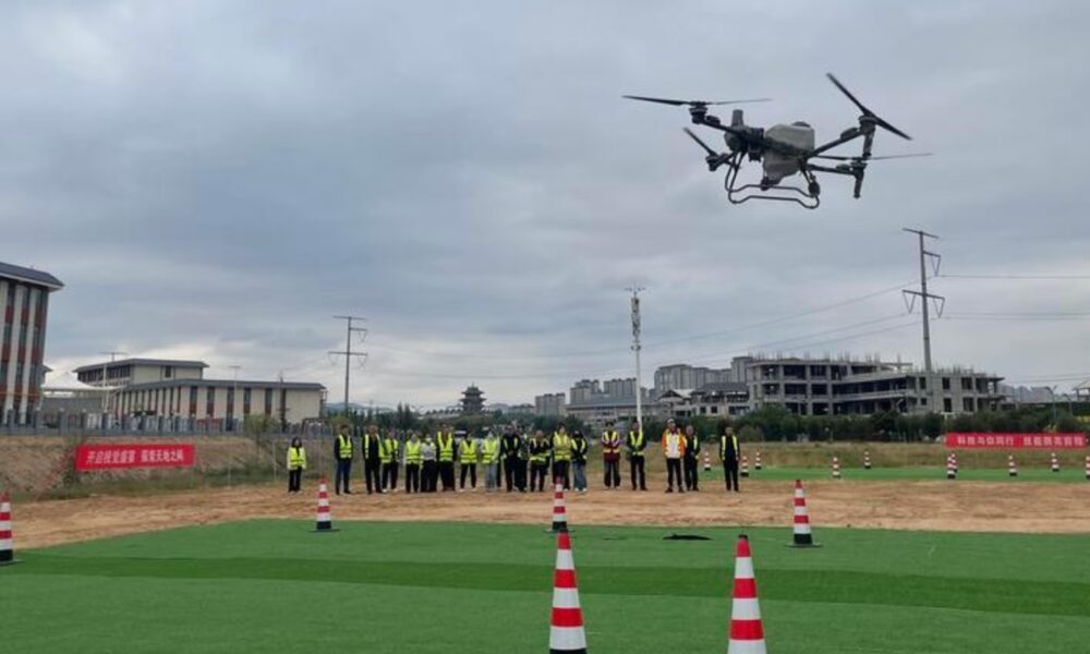 Китайские ученые научились заряжать дроны прямо во время полета