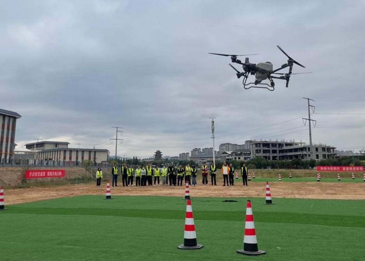 Китайские ученые научились заряжать дроны прямо во время полета