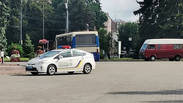 Захоплення автобуса в Луцьку - відео, як терорист заходить в автобус