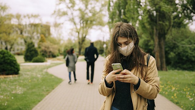дівчина у масці