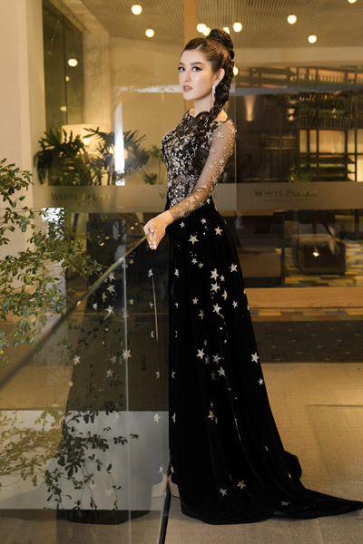 Tham gia chương trình, Á hậu Việt Nam 2014 diện bộ váy dạ hội tông màu đen cầu kỳ, với phần thân váy xuyên thấu được đính hoạ tiết ngôi sao. Chi tiết xẻ đùi cao giúp cô khoe được đôi chân thon quyến rũ.