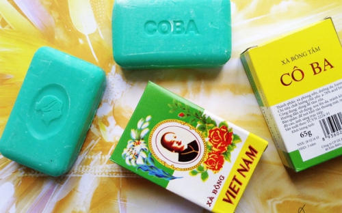 Xà bông Cô Ba được sản xuất bởi Công ty CP Sản xuất và Thương mại Phương Đông. 