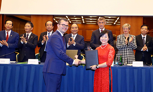 Bà Dương Thị Mai Hoa, Phó Chủ tịch kiêm Phó Tổng giám đốc Bamboo Airways cùng đối tác ký kết dưới sự chứng kiến của Thủ tướng Chính phủ Nguyễn Xuân Phúc và Thủ tướng Cộng hòa Séc.