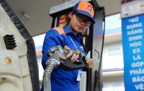 Nhân viên xăng dầu bơm xăng cho khách hàng tại một trạm xăng dầu ở Hà Nội. Ảnh: PV
