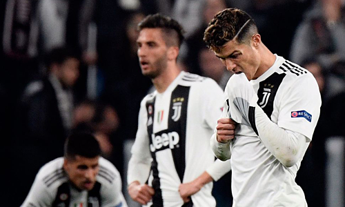 Ronaldo và các đồng đội buồn bã sau thất bại của Juventus trước Ajax. Ảnh: AFP