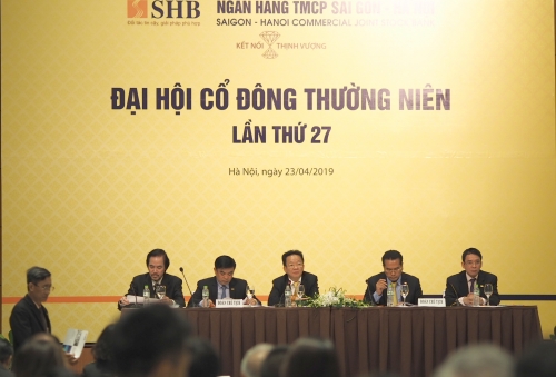 Ông Đỗ Quang Hiển trả lời cổ đông trong phần chất vấn tại phiên họp thường niên 2019. Ảnh: Minh Sơn