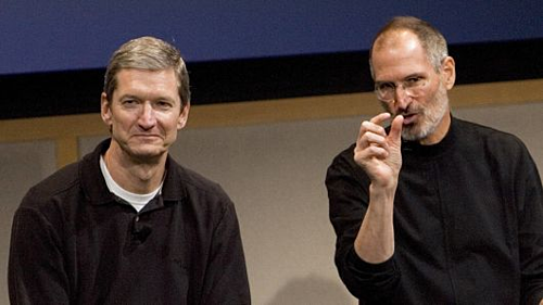 Tim Cook (trái) và Steve Jobs trong một sự kiện. Ảnh: CNBC
