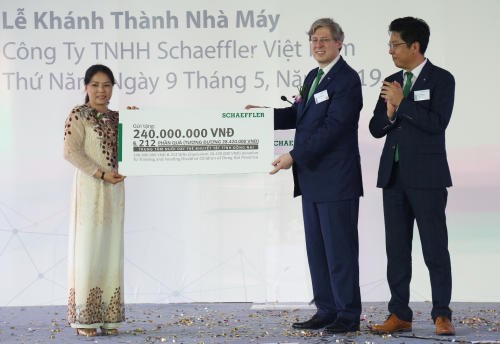 Lãnh đạo tập đoàn trao tặng 250 triệu đồng cho Trung tâm nuôi dạy trẻ khuyết tật tỉnh Đồng Nai.