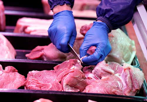 Thịt heo được bán trong một ngôi chợ ở Trung Quốc. Ảnh: Reuters