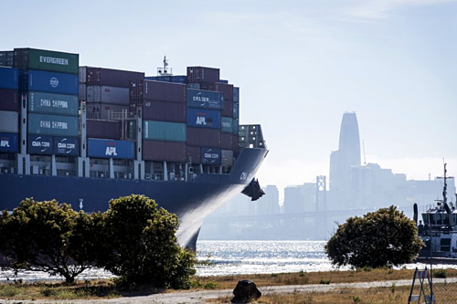 Tàu chở hàng rời cảng Oakland ở California. Ảnh: Bloomberg