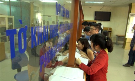 Người dân, doanh nghiệp nộp thuế tại Hà Nội. Ảnh: Nguyễn Hà