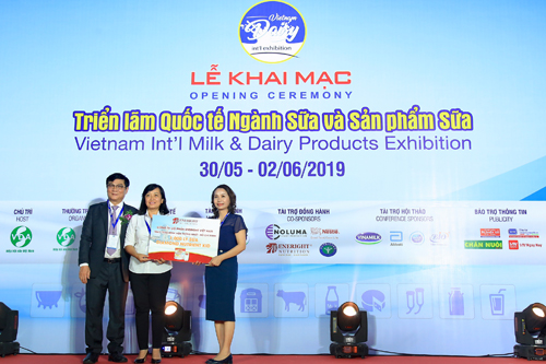 Bà Phạm Thị Thu Hiền – đại diện Eneright Việt Nam trao tặng Bệnh viện Thống Nhất - Hồ Chí Minh 1.000 ly sữa