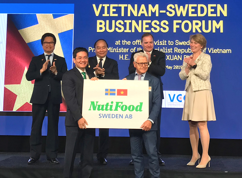 Đại diện NutiFood và Backhahill tuyên bố vận hành nhà máy sữa với sự chứng kiến của lãnh đạo hai nước Việt Nam và Thụy Điển.
