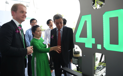Lãnh đạo công ty giới thiệu các sản phẩm vòng bi, linh kiện với chủ tịch UBND tỉnh Đồng Nai Đinh Quốc Thái.