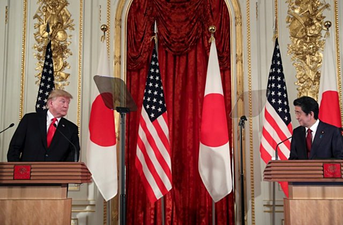 Ông Trump và ông Abe trong cuộc họp báo hôm nay. Ảnh: Reuters