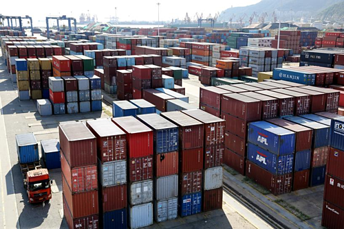 Container tại một cảng biển ở Giang Tô (Trung Quốc). Ảnh: Reuters