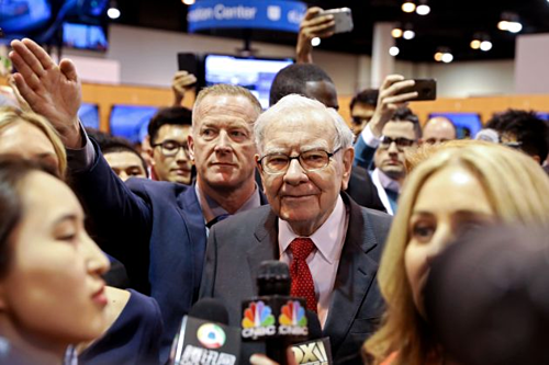 Warren Buffett đi qua sảnh triển lãm của Berkshire Hathaway hôm qua. Ảnh: Reuters