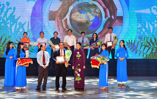 Phó Tổng giám đốc Vietjet Đỗ Xuân Quang nhận kỷ niệm chương tri ân từ Quỹ Cộng đồng phòng chống thiên tai.