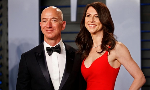 Ông chủ Amazon - Jeff Bezos và MacKenzie Bezos. Ảnh: Reuters