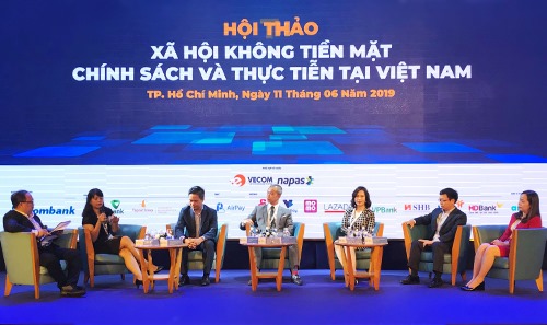 Bà Nguyễn Thị Thúy Bình - Phó tổng giám đốc Vietjet (góc phải) chia sẻ kinh nghiệm khuyến khích thanh toán không dùng tiền mặt tại diễn đàn. Ảnh: K.A.