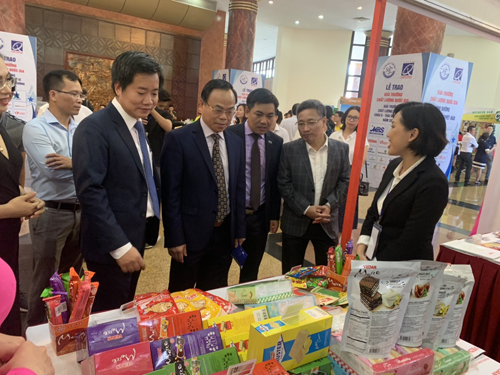 Khách tham quan gian hàng của Vedan.