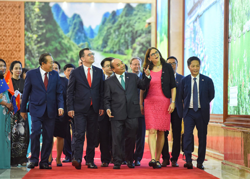 Thủ tướng Nguyễn Xuân Phúc trao đổi với Cao uỷ Liên minh châu Âu Cecilia Malmstrom trước khi hai bên ký Hiệp định thương mại tự do và Hiệp định Bảo hộ đầu tư giữa Việt Nam - EU chiều 30/6. Ảnh: Giang Huy