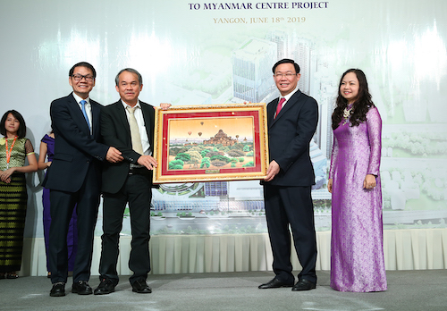 Phó thủ tướng Vương Đình Huệ thăm và tặng quà lưu niệm Công ty của Bầu Đức tại Yangon (Myanmar). Ảnh: VGP