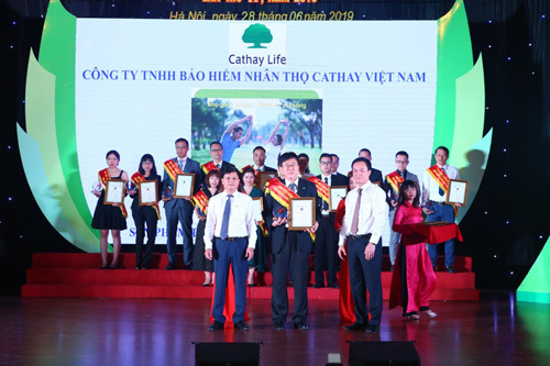 Đại diện Cathay Life Việt Nam nhận giải thưởng.