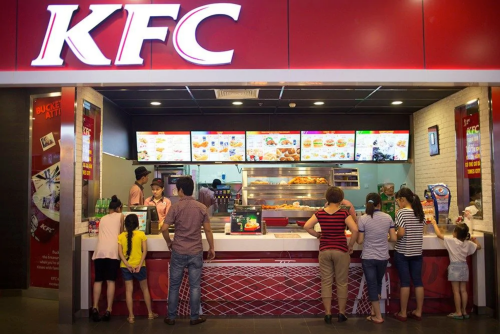 Bên trong một cửa hàng KFC tại Hà Nội. Ảnh: Bloomberg