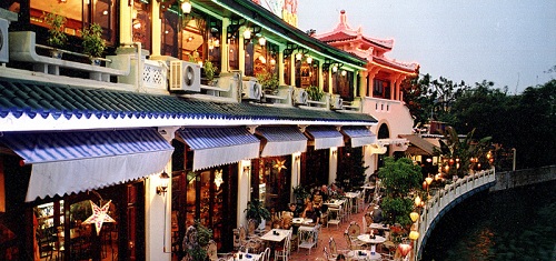 Một góc nhà hàng của Thủy Tạ bên Hồ Hoàn Kiếm, Hà Nội. Ảnh: Thủy Tạ