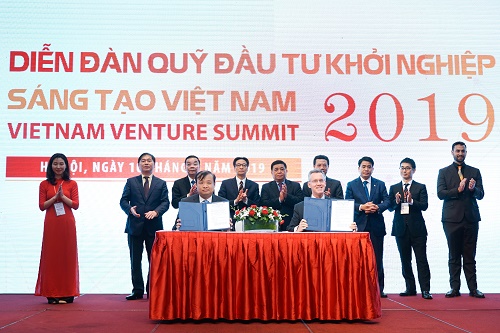 Ký kết giữa quỹ ngoại và đại diện Bộ Kế hoạch và Đầu tư.