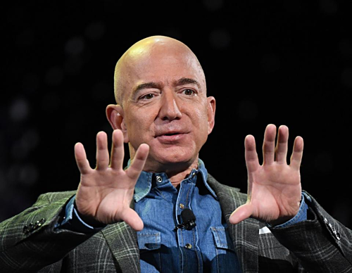 Chủ tịch kiêm CEO Amazon  Jeff Bezos không họp bằng PowerPoint. Ảnh: AFP