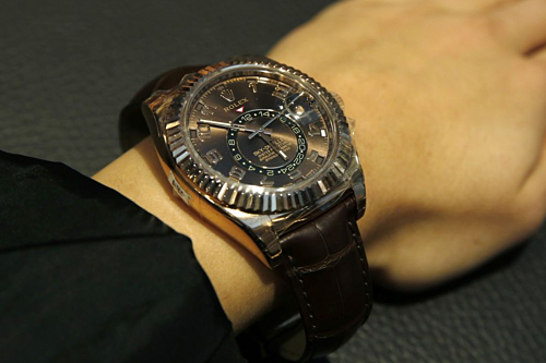 Một chiếc đồng hồ đeo tay bằng vàng của Rolex. Ảnh: Bloomberg