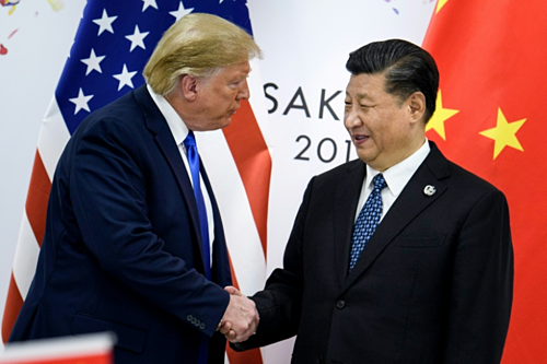 Tổng thống Mỹ Donald Trump (trái) gặp Chủ tịch Trung Quốc Tập Cận Bình sáng 29/6. Ảnh: AFP