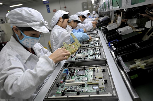 Công nhân trong một nhà máy của Foxconn tại Thâm Quyến (Trung Quốc). Ảnh: AFP