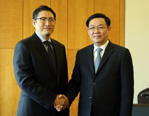 Phó thủ tướng Vương Đình Huệ (phải) tiếp Chủ tịch Tập đoàn Hyosung - Hyun Joon nhân chuyến thăm Hàn Quốc 19-23/6. Ảnh:VGP