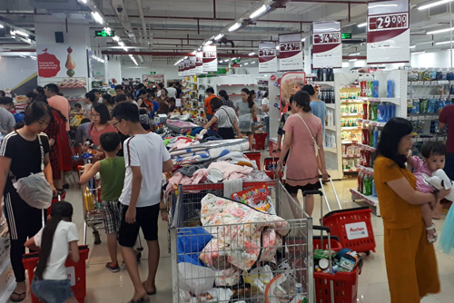 Siêu thị Auchan ở Hà Nội đông khách nhờ chương trình giảm giá trước khi đóng cửa. Ảnh: Bá Đô.