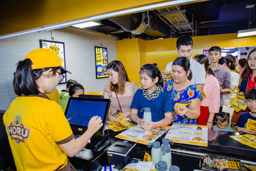Món đùi ếch rán thương hiệu Horu là một trong những món ăn mới lạ vừa xuất hiện tại Việt Nam.