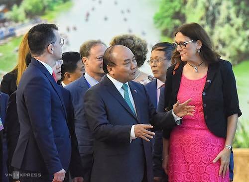 Thủ tướng Nguyễn Xuân Phúc (giữa) trò chuyện với bà Cecila Malmstrom - Cao uỷ thương mại của Liên minh châu Âu trước lễ ký FTA Việt Nam - EU chiều 30/6. Ảnh: Giang Huy