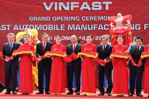 Thủ tướng Nguyễn Xuân Phúc cắt băng khánh thành Nhà máy ôtô Vinfast. Ảnh: Giang Huy