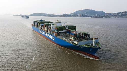 Một tàu container của Cosco trên biển. Ảnh: Bloomberg